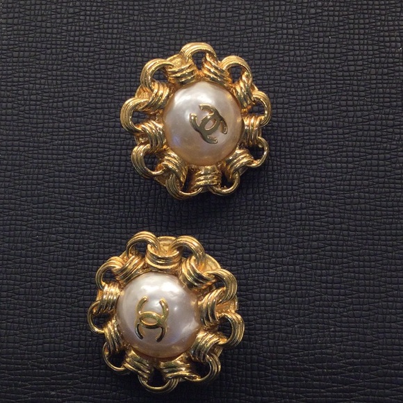 CHANEL 93A Vintage Pearl and Bijoux Chain Border Large Earrings - Picture 4 of 4